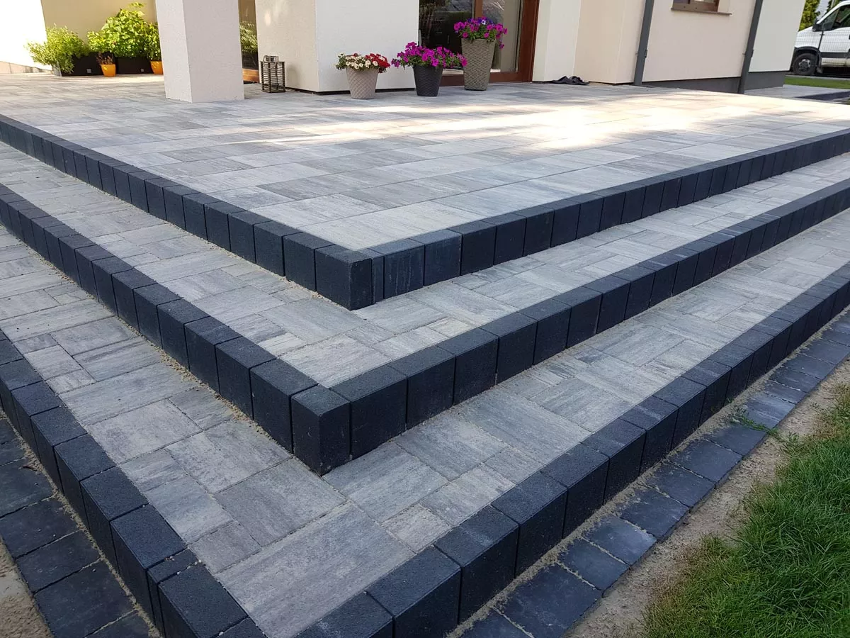 Raised paving-block terrace